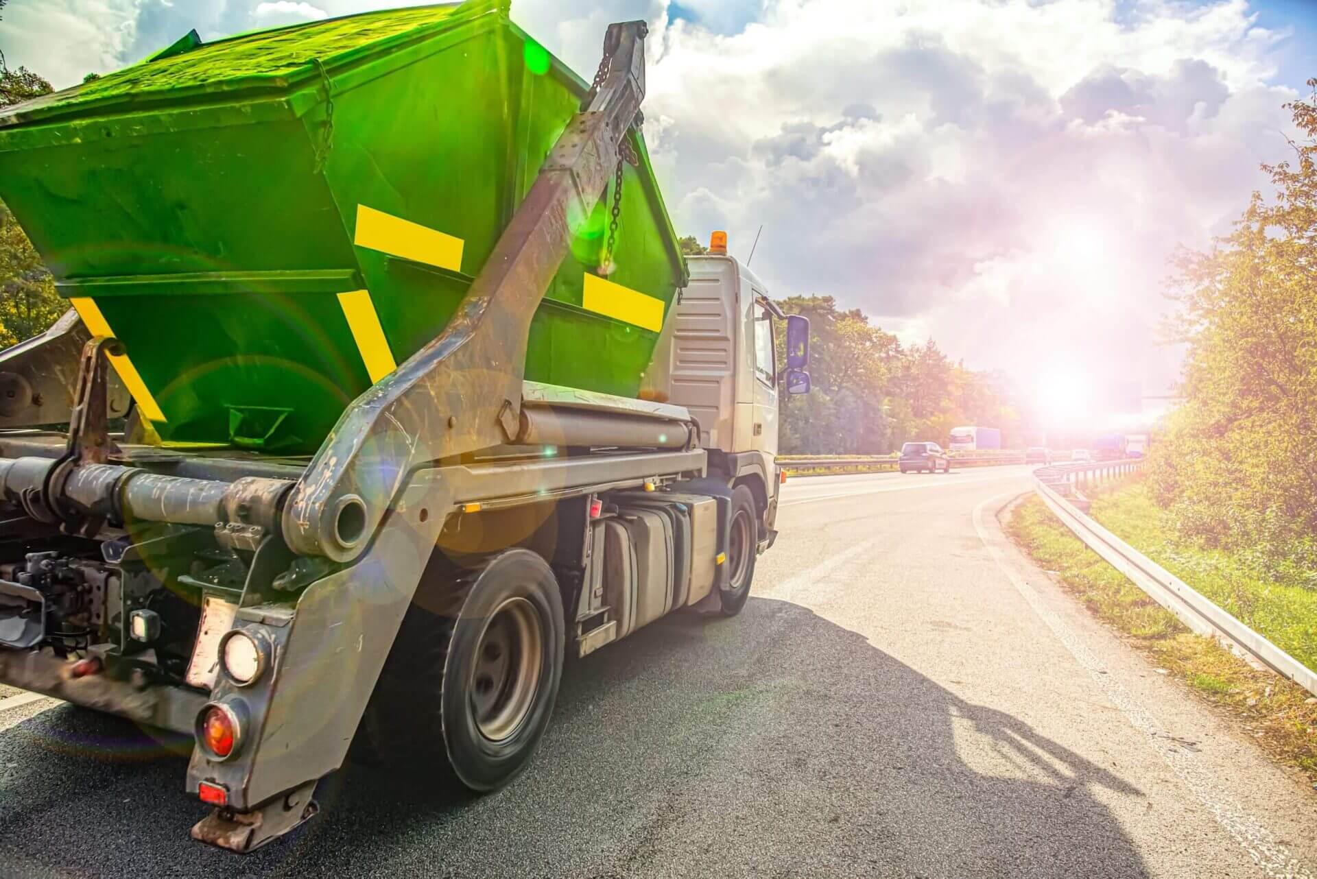 LKW mit großem Container für die Entrümpelung