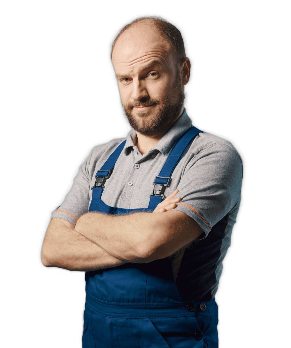 Professioneller Entrümpler mit blauer Latzhose und verschränkten Armen